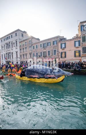 Die 'Pantegana' Venezianische Tracht in der Öffnung des Karneval in Venedig 2018. Venedig, Italien. Januar 28, 2018 Stockfoto