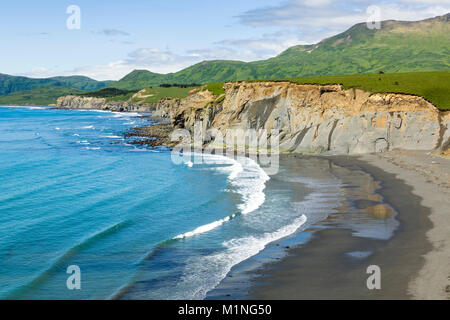 Wellen Waschen an fossilen Strand und Surfen Strand bei Pasagshak State Recreation Site auf der Kodiak Insel im Südwesten von Alaska. Stockfoto