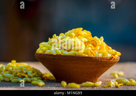 Nahaufnahme des Indischen snack Sev Mumra in einem Ton Schüssel. Stockfoto