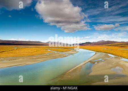 Die Maclaren River Valley und die Alaska Range im späten Herbst entlang der Denali Highway in Southcentral Alaska. Stockfoto