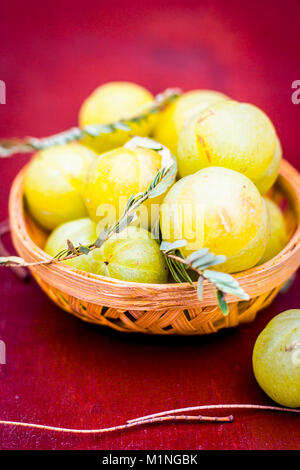 Nahaufnahme von raw Phyllanthus emblica oder indische Gans Berry in einem Korb. Stockfoto