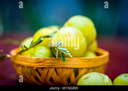 Nahaufnahme von raw Phyllanthus emblica oder indische Gans Berry in einem Korb. Stockfoto