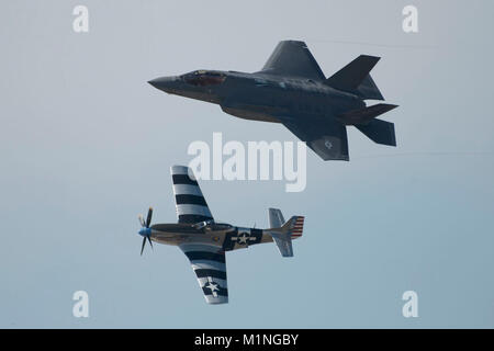 Die F-35 Lightning II Erbe Flug führt auf dem Joint Base San Antonio Air Show und Tag der offenen Tür Nov. 4, 2017, bei JBSA - Lackland, Kelly, Texas. Die F-35 A Heritage Flight Team bei Luke Air Force Base Mannschaften oben mit Air Force Heritage Flight, die die beruflichen Qualitäten der Luftwaffe entwickelt sich in der Leute, die fliegen, erhalten und diese Flugzeuge unterstützen. Stockfoto