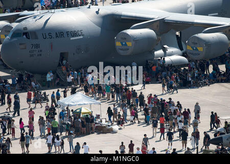 Menschenmassen versammelt sich vor der C-17 von Joint Base Charleston die eines der vielen Flugzeuge auf Anzeige während der 2017 Joint Base San Antonio Air Show und Tag der offenen Tür Nov. 4, 2017, bei JBSA - Lackland, Kelly Feld anzuzeigen. Luft zeigt, dass die Air Force die Fähigkeiten unserer Flugzeuge der amerikanischen Öffentlichkeit durch Antenne Demonstration und Static Display anzuzeigen. Stockfoto