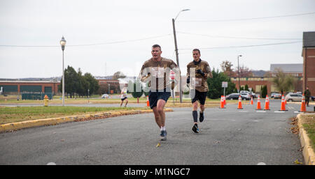 Markieren CLINGAN und Sean Robinson in der Marine Corps Marathon Türkei 2017 Trab, in der Marine Corps Base Quantico, Virginia, November 18, 2017 statt. Läufer aller Altersklassen sind eingeladen, das die Türkei Trab 10 K oder Meile zu verschlingen. Die Läufer im Alter von 8 Jahren, der 10K verfügt über die meisten Ursprüngliche und wilde Türkei Trab Teilnehmer shirt Öffnen. Die schnelle, 6,2 Meile Kurs entfaltet inmitten von falllaub Neben den Creek an Bord der Marine Corps Base Quantico. (U.S. Marine Corps Stockfoto