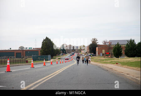 Läufer beteiligen sich an der Marine Corps Marathon Türkei 2017 Trab, in der Marine Corps Base Quantico, Virginia, November 18, 2017 statt. Läufer aller Altersklassen sind eingeladen, das die Türkei Trab 10 K oder Meile zu verschlingen. Die Läufer im Alter von 8 Jahren, der 10K verfügt über die meisten Ursprüngliche und wilde Türkei Trab Teilnehmer shirt Öffnen. Die schnelle, 6,2 Meile Kurs entfaltet inmitten von falllaub Neben den Creek an Bord der Marine Corps Base Quantico. (U.S. Marine Corps Stockfoto