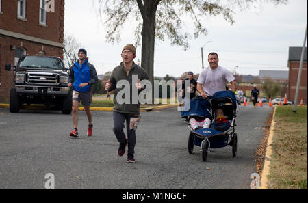 Läufer beteiligen sich an der Marine Corps Marathon Türkei 2017 Trab, in der Marine Corps Base Quantico, Virginia, November 18, 2017 statt. Läufer aller Altersklassen sind eingeladen, das die Türkei Trab 10 K oder Meile zu verschlingen. Die Läufer im Alter von 8 Jahren, der 10K verfügt über die meisten Ursprüngliche und wilde Türkei Trab Teilnehmer shirt Öffnen. Die schnelle, 6,2 Meile Kurs entfaltet inmitten von falllaub Neben den Creek an Bord der Marine Corps Base Quantico. (U.S. Marine Corps Stockfoto