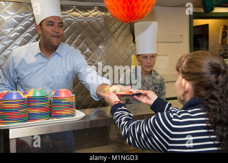 Von links, US-Vertreter wird Hurd und Brig. Gen. Heather Pringle, der Kommandant der 502Nd Air Base Wing und Joint Base San Antonio, dienen Thanksgiving Dinner für Arbeitnehmer und Service Mitglieder bei JBSA-Camp Bullis' Haupt Dining facility Nov. 22. Stockfoto