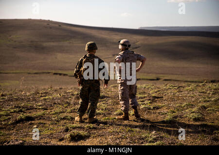 Spanische Marine Oberst Juan M. Báez, stellvertretender Kommandant der Trecio de Armada (rechts), spricht mit US Marine Oberst Michael J. Perez, der kommandierende Offizier von Special Purpose Marine Air-Ground Task Force-Crisis Response-Africa (links), an der Sierra del Retin, Spanien, Dez. 20, 2017. SPMAGTF-CR-AF bereitgestellt ist begrenzte Krise zu leiten - Reaktion und Theater - Security Operations in Europa und Nordafrika. (U.S. Marine Corps Stockfoto