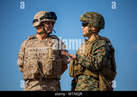 Spanische Marine Oberst Juan M. Báez, stellvertretender Kommandant der Trecio de Armada (rechts), spricht mit US Marine Oberst Michael J. Perez, der kommandierende Offizier von Special Purpose Marine Air-Ground Task Force-Crisis Response-Africa (links), an der Sierra del Retin, Spanien, Dez. 20, 2017. SPMAGTF-CR-AF bereitgestellt ist begrenzte Krise zu leiten - Reaktion und Theater - Security Operations in Europa und Nordafrika. (U.S. Marine Corps Stockfoto