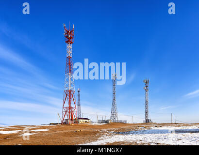 Base Transceiver Station der zellulären Kommunikation und mobiles Internet. Hohe Masten aus Stahl mit hoher Reichweite. Insel Olchon. Irkutsk Region. Rus Stockfoto