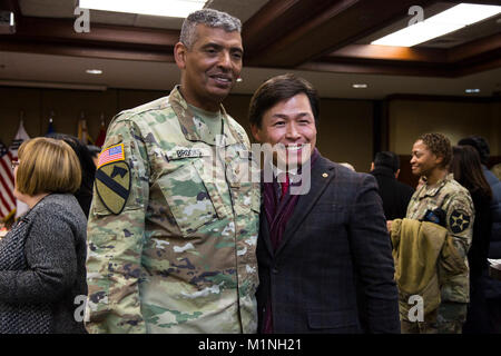 Us-Armee General Vincent K. Brooks, Kommandeur der United States Forces Korea, wirft mit einem Gast an Lager Humphreys in Südkorea, Jan. 5, 2018. Generalleutnant Thomas S. Vandal Befehl zum Generalleutnant Michael A. Rechnungen abgetreten als neuer kommandierender General der 8. Armee. (U.S. Armee Stockfoto