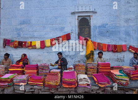 Verkauf von Textilien in die blaue Stadt Jodhpur, Rajasthan, Indien Stockfoto