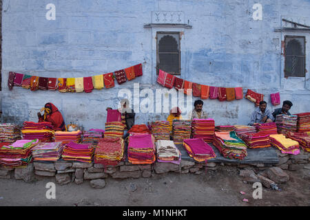 Verkauf von Textilien in die blaue Stadt Jodhpur, Rajasthan, Indien Stockfoto