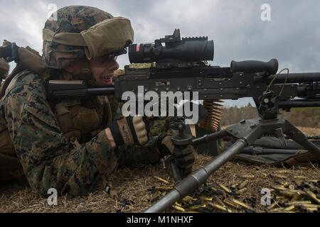 Private First Class Nicolas Kurtz, ein Marine mit 1St Battalion, 2nd Marine Regiment, 2nd Marine Division, Brände ein M240 Maschinengewehr auf einem platoon live - Feuer Bereich während einer Übung in Camp Lejeune, N.C., Jan. 23, 2018. Die Schulung soll die Kompetenz bei der Gruppe und platoon - warfighting durch Patrouillen, gegen Hindernisse und die Durchführung von Live-fire Bewegungen ein Ziel zu nehmen. (U.S. Marine Corps Stockfoto