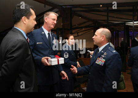 Oberst Kurt Matthews, rechts, Rettung 920th Wing Commander, spricht mit Chief Master Sgt. Randy Wells, Mitte, 301 Rescue Squadron chief trug Manager; und Generalkonsul Richard T. Yoneoka, Vertreter der US-Botschafter in den Bundesländern Hamburg, Niedersachsen, Bremen, Schleswig-Holstein und Mecklenburg-Vorpommern, Jan. 26, 2018 das Deutsche Schifffahrtsmuseum, Hamburg, Deutschland. Matthews und ein Kontingent von sechs finden Bürger Flieger nach Deutschland gereist die Ehrenmedaille in Ribbon für Rettungseinsätze am Meer in Gold von der Deutschen Maritimen Suche akzeptieren und Rettungsdienst auf. Stockfoto