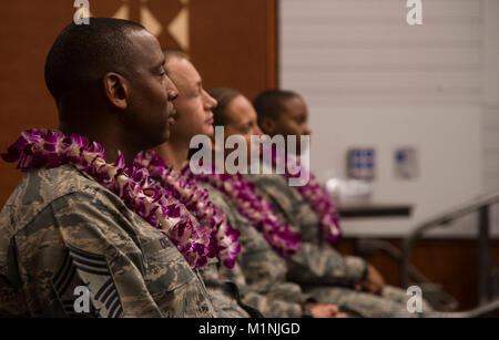 Chief Master Sgt. Michael Cole, 15 Wing command Chief, führt einen eingetragenen Panel an der Universität von Hawaii Manoa Campus für Air Force ROTC Loslösung 175, Honolulu, Jan. 26, 2018. Air Force ROTC ist eine Chance für die Studenten eine Kommission in die Streitkräfte zu verdienen, während ihre Grad ausfüllen. (U.S. Air Force Stockfoto