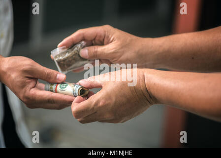 Drogensüchtigen kaufen Betäubungsmittel und Zahlung Stockfoto