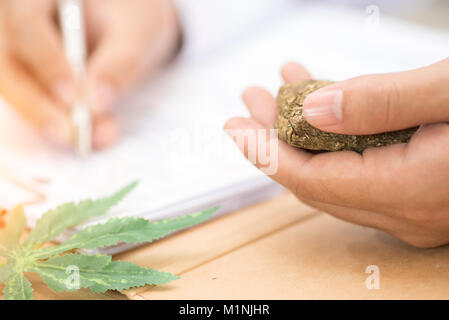 Ärzte Rezepte und medizinisches Marihuana auf einem Tisch in der Nähe. Stockfoto