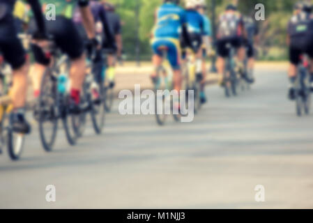 Radfahren Wettbewerb, Radfahrer, Athleten reiten ein Rennen mit hoher Geschwindigkeit/Blur focus Stockfoto