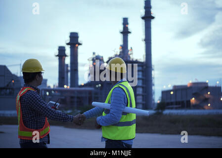 Zwei Ingenieure Hände schütteln Stockfoto