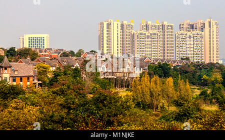 Hohes Wohnanlage in den Hügeln in der Nähe von Chengdu in China Stockfoto