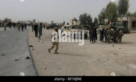 Der afghanischen nationalen Sicherheitskräfte beobachten die Überreste eines Fahrzeugs getragen Improvised Explosive Device, Marjah, Afghanistan, Jan. 29, 2018. Der afghanischen nationalen Verteidigungs- und Sicherheitskräfte (ANDSF) identifiziert und die Selbstmordattentäter getötet, bevor er sich zu einem tödlichen Angriff auf einen Checkpoint mit einer explosiven-beladenen Fahrzeug durchzuführen. (Afghanische Grenzpolizei Stockfoto