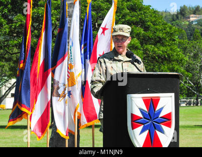 Generalmajor Susan A. Davidson, Kommandierender General des 8 Theater Sustainment Command, betonte die Bedeutung des Befehl Chief Warrant während des Befehls CCWO Wechsel der Verantwortung Zeremonie Januar 29, 2018 at Fort Shafter, Hawai'i. Mit dem Übergang der Verantwortung, Chief Warrant Officer 5 Ronald Panter wird nur der 4. Warrant Officer im 8. TSC die Stellung zu halten seit 2014, und die Führungskraft sein, damit der Befehl Unteroffiziere. (U.S. Armee Stockfoto