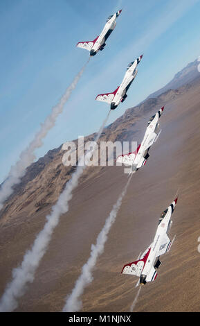 Die Thunderbirds Diamond formation Piloten führen Sie die Spur zu Diamantrolle Manöver über die Nevada Test und Training Strecke während eines Trainings Flug, Jan. 29, 2018. Während die Thunderbirds training Saison, jeder Pilot Meister ihre Position und Manöver während das Vertrauen und die Sicherheit der Entwicklung innerhalb der Formation. (U.S. Air Force Stockfoto