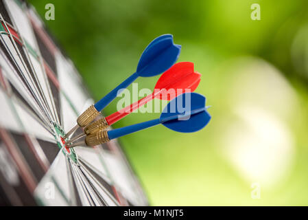 Dart Pfeile im Target Center. Stockfoto