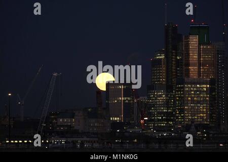 London, Großbritannien. 31 Jan, 2018. Eine blaue super Mond erhebt sich über der Stadt von London. Von Hungerford Bridge in London gesehen. Credit: Claire Doherty/Pacific Press/Alamy leben Nachrichten Stockfoto