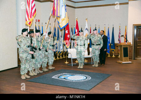 Us-Armee Gen. Gustave Perna, General der Armee Materiel Command befiehlt, beherbergt eine der Befehl Zeremonie für Generalmajor Stephen Farmen, der kommandierende General der US Army Security Assistance Command (USASAC), an der Redstone Arsenal, Alabama, Jan. 30, 2018 verzichten. USASAC ist die Armee Materiel Command führen für Security Assistance unternehmen. Befehl Farmen aufgegeben zu Robert Moore, Senior Executive Service (SES). Moore agiert an der Stelle des Kommandanten als Farmen Köpfe zu einer anderen Zuordnung. (U.S. Armee Stockfoto