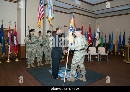 Us-Armee Gen. Gustave Perna, Kommandierender General der Armee Materiel Command, übergibt die Flagge der Einheit zu Robert Moore, Senior Executive Service (SES), während einer Zeremonie für das Kommando der US Army Security Assistance Command (USASAC) an der Redstone Arsenal, Alabama, Jan. 30, 2018 verzichten. Generalmajor Stephen Farmen Befehl zu Moore verzichtet, als er die Köpfe zu einem neuen Auftrag. USASAC ist die Armee Materiel Command führen für Security Assistance unternehmen. (U.S. Armee Stockfoto