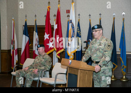 Us-Armee Gen. Gustave Perna, General der Armee Materiel Command befiehlt, beherbergt eine der Befehl Zeremonie für Generalmajor Stephen Farmen, der kommandierende General der US Army Security Assistance Command (USASAC), an der Redstone Arsenal, Alabama, Jan. 30, 2018 verzichten. USASAC ist die Armee Materiel Command führen für Security Assistance unternehmen. Befehl Farmen aufgegeben zu Robert Moore, Senior Executive Service (SES). Moore agiert an der Stelle des Kommandanten als Farmen Köpfe zu einer anderen Zuordnung. (U.S. Armee Stockfoto