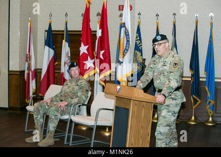 Us-Armee Gen. Gustave Perna, General der Armee Materiel Command befiehlt, beherbergt eine der Befehl Zeremonie für Generalmajor Stephen Farmen, der kommandierende General der US Army Security Assistance Command (USASAC), an der Redstone Arsenal, Alabama, Jan. 30, 2018 verzichten. USASAC ist die Armee Materiel Command führen für Security Assistance unternehmen. Befehl Farmen aufgegeben zu Robert Moore, Senior Executive Service (SES). Moore agiert an der Stelle des Kommandanten als Farmen Köpfe zu einer anderen Zuordnung. (U.S. Armee Stockfoto