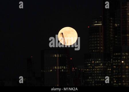 London, Großbritannien. 31 Jan, 2018. Eine blaue super Mond erhebt sich über der Stadt von London. Von Hungerford Bridge in London gesehen. Credit: Claire Doherty/Pacific Press/Alamy leben Nachrichten Stockfoto