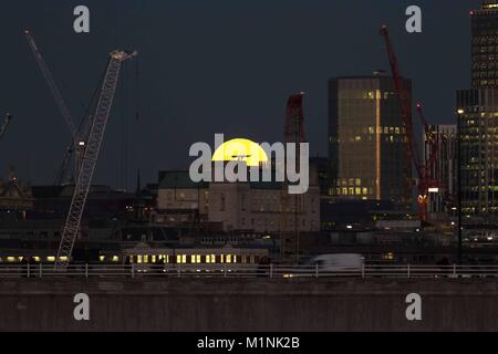 London, Großbritannien. 31 Jan, 2018. Eine blaue super Mond erhebt sich über der Stadt von London. Von Hungerford Bridge in London gesehen. Credit: Claire Doherty/Pacific Press/Alamy leben Nachrichten Stockfoto