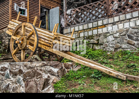 Die alten hölzernen Warenkorb wartet im Vorgarten. Stockfoto