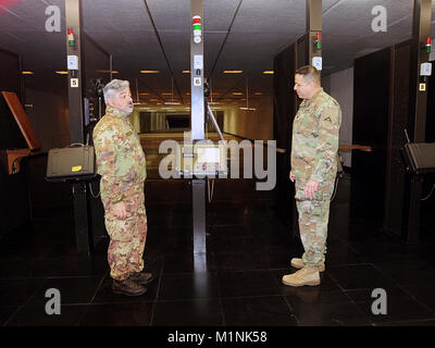 Italienische Armee Oberst Marco Becherini, Folgore (ABN) Feuerwehr Training Center Commander und US-Armee Oberstleutnant Ismael B Natividad, Schulung Support Activity Europa (TSAE) Direktor, bei seinem Besuch im Indoor Bereich bei Lustrissimi Training Area, Livorno, Italien, Jan 30, 2018. Stockfoto