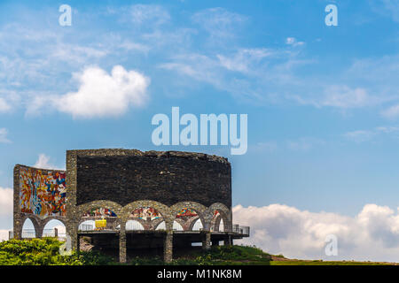 Schönen Sommer Landschaft von Georgien. Freundschaft Arch in Kazbegi. Stockfoto