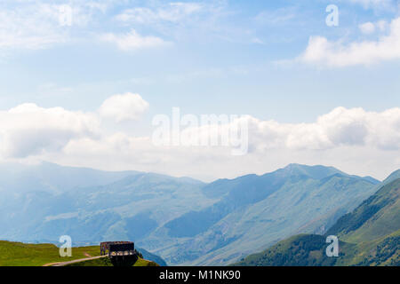 Schönen Sommer Bergwelt von Georgia. Freundschaft Arch in Kazbegi. Stockfoto