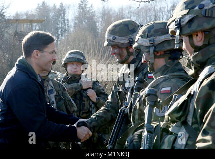 Der Herr Abgeordnete Mark T. Esper, Sekretär der Armee, die Armee Herausforderung Münzen zu polnischen Soldaten aus dem 12 mechanisierte Brigade, 12 Mechanisierte Division, bei der 7th Army Training Befehl Hohenfels, Hohenfels, Deutschland, während Allied Geist VIII, Jan. 30, 2018. Allied Geist VIII umfasst ca. 4.100 Teilnehmer aus 10 Nationen, Jan. 15 - Feb. 5, 2018. Allied Geist ist ein US-Army Europe - Regie multinationale Übung Serie zu entwickeln und die NATO und die wichtigsten Partner der Interoperabilität und die Bereitschaft zu verbessern. (U.S. Armee Stockfoto