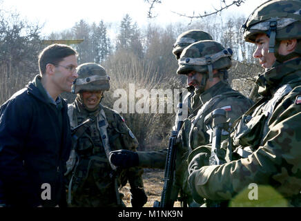 Der Herr Abgeordnete Mark T. Esper, Sekretär der Armee, die Armee Herausforderung Münzen zu polnischen Soldaten aus dem 12 mechanisierte Brigade, 12 Mechanisierte Division, bei der 7th Army Training Befehl Hohenfels, Hohenfels, Deutschland, während Allied Geist VIII, Jan. 30, 2018. Allied Geist VIII umfasst ca. 4.100 Teilnehmer aus 10 Nationen, Jan. 15 - Feb. 5, 2018. Allied Geist ist ein US-Army Europe - Regie multinationale Übung Serie zu entwickeln und die NATO und die wichtigsten Partner der Interoperabilität und die Bereitschaft zu verbessern. (U.S. Armee Stockfoto