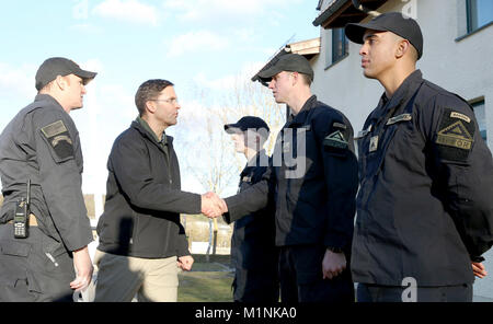 Der Herr Abgeordnete Mark T. Esper, Sekretär der Armee, präsentiert Armee Herausforderung Münzen zu US-Soldaten auf die 1 Bataillon zugeordnet, 4 Infanterie Regiment, bei der 7th Army Training Befehl Hohenfels, Hohenfels, Deutschland, während Allied Geist VIII, Jan. 30, 2018. Allied Geist VIII umfasst ca. 4.100 Teilnehmer aus 10 Nationen, Jan. 15 - Feb. 5, 2018. Allied Geist ist ein US-Army Europe - Regie multinationale Übung Serie zu entwickeln und die NATO und die wichtigsten Partner der Interoperabilität und die Bereitschaft zu verbessern. (U.S. Armee Stockfoto