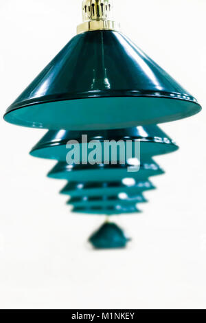 Grüne billard Lampen in einer Reihe close-up auf einem weißen Hintergrund. Stockfoto
