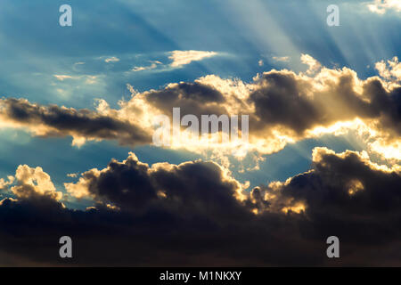 Die Sonne versteckte sich hinter schwarzen Wolken und seine Strahlen bis Beat. Stockfoto