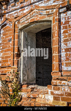 Fenster Loch des alten zerstörten Gebäude aus rotem Backstein. Stockfoto
