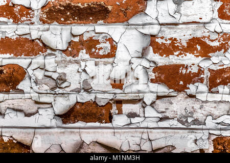 Sehr altes Mauerwerk aus rotem Backstein. Wand mit Gips abgefallen. Stockfoto