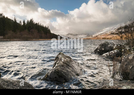 Schönen Sonnenaufgang Landschaft Bild im Winter von Llynnau Mymbyr in Snowdonia National Park mit Schnee bedeckte Berge im Hintergrund Stockfoto