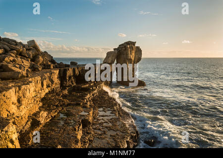 Schönen Sonnenuntergang Landschaft Bild von Portland Bill Felsen in Dorset England Stockfoto